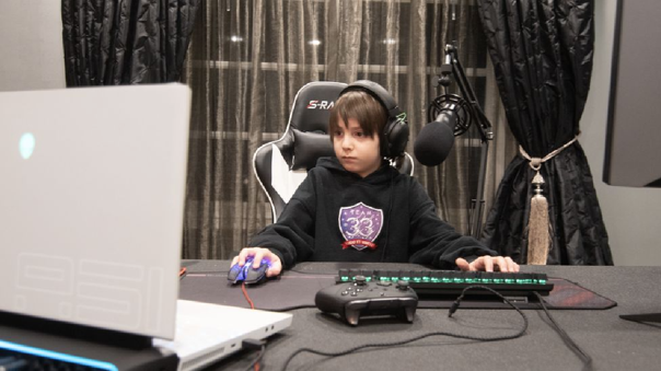 The youngest „pro“ Fortnite player is 8 years and got a $33,000 contract