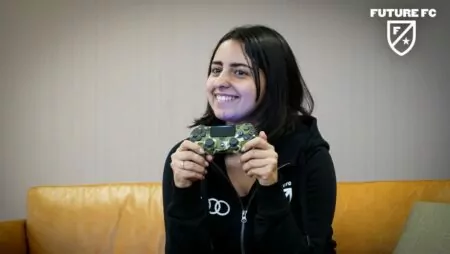 FIFA 22: Woman mixes up the scene
