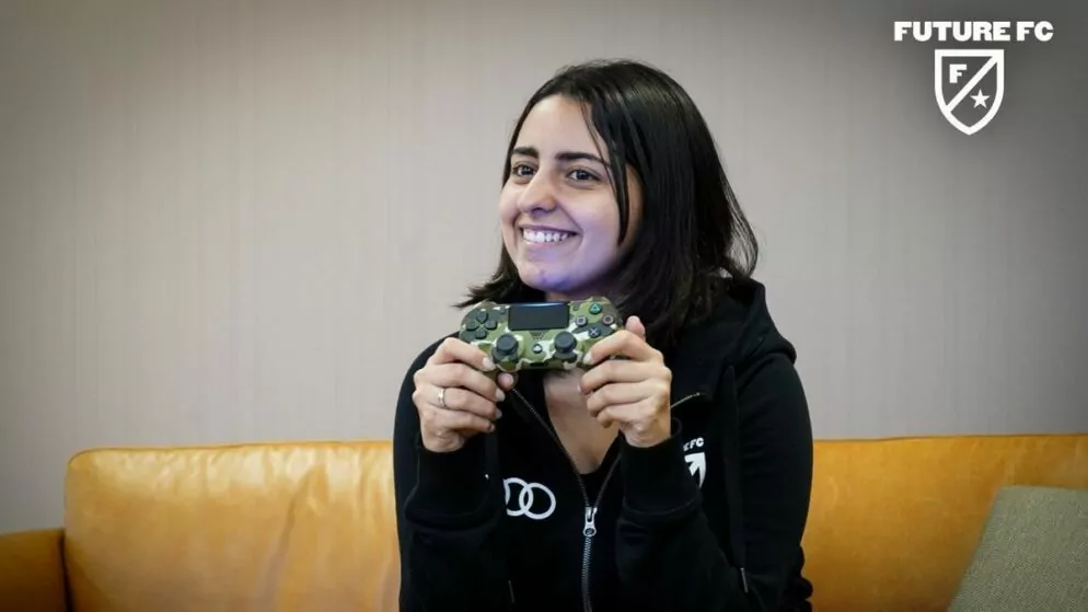 FIFA 22: Woman mixes up the scene